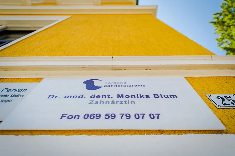 Praxisschild von Dr. med. dent. Monika Blum am Hauseingang